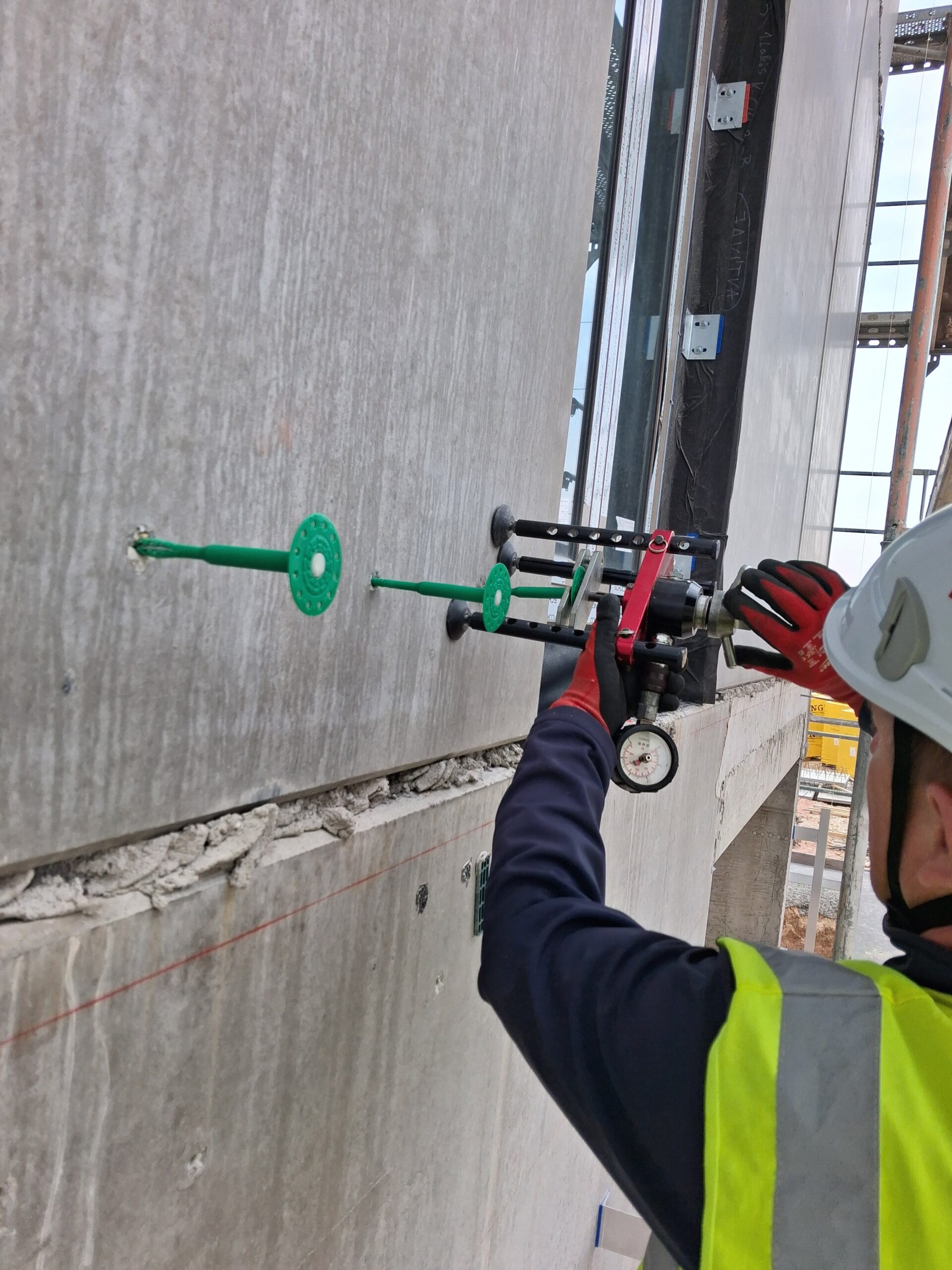 Helyszíni dűbelhúzás-vizsgálat HILTI HAT 28 műszerrel beton fogadófelületen