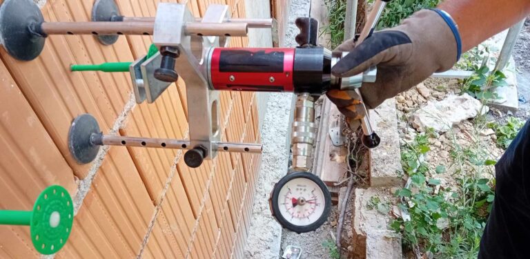 Helyszíni dűbel bevizsgálás HILTI HAT 28 műszerrel kerámia falazaton