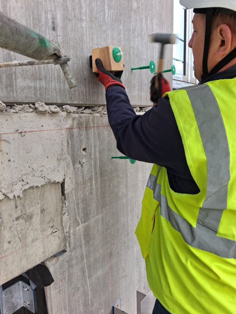 Dűbelvizsgálati mérési pont előkészítése ipari épület betonfödémén