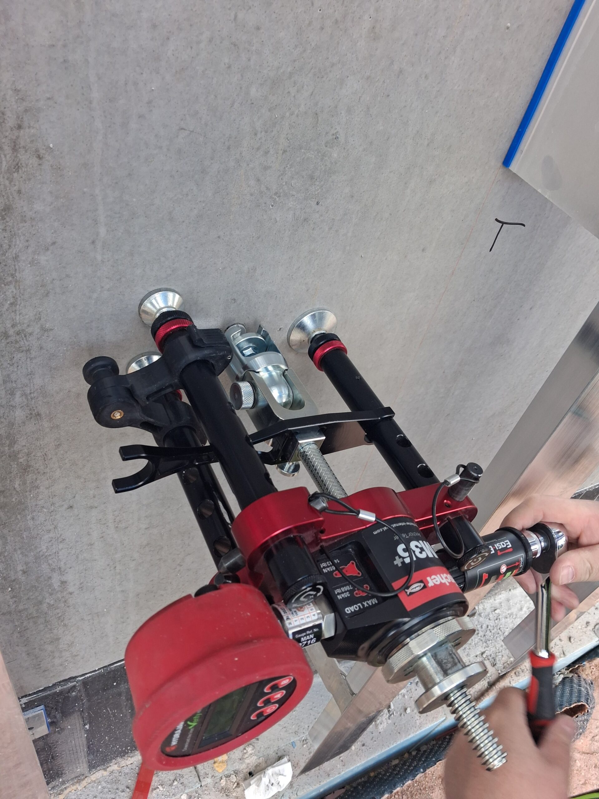 HILTI HAT 28 dűbelvizsgáló és kihúzóvizsgáló műszer közelről
