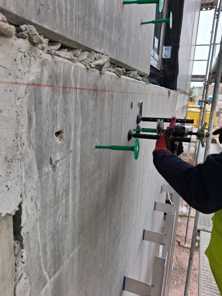 Dűbel szakítópróba végrehajtása HILTI HAT 28 műszerrel betonfalon