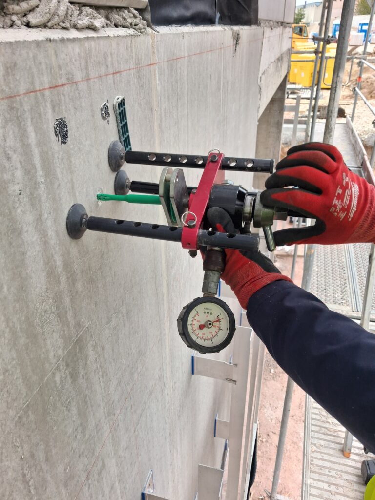 Dűbel szakítópróba betonfödémen HILTI HAT 28 kihúzóvizsgáló műszerrel